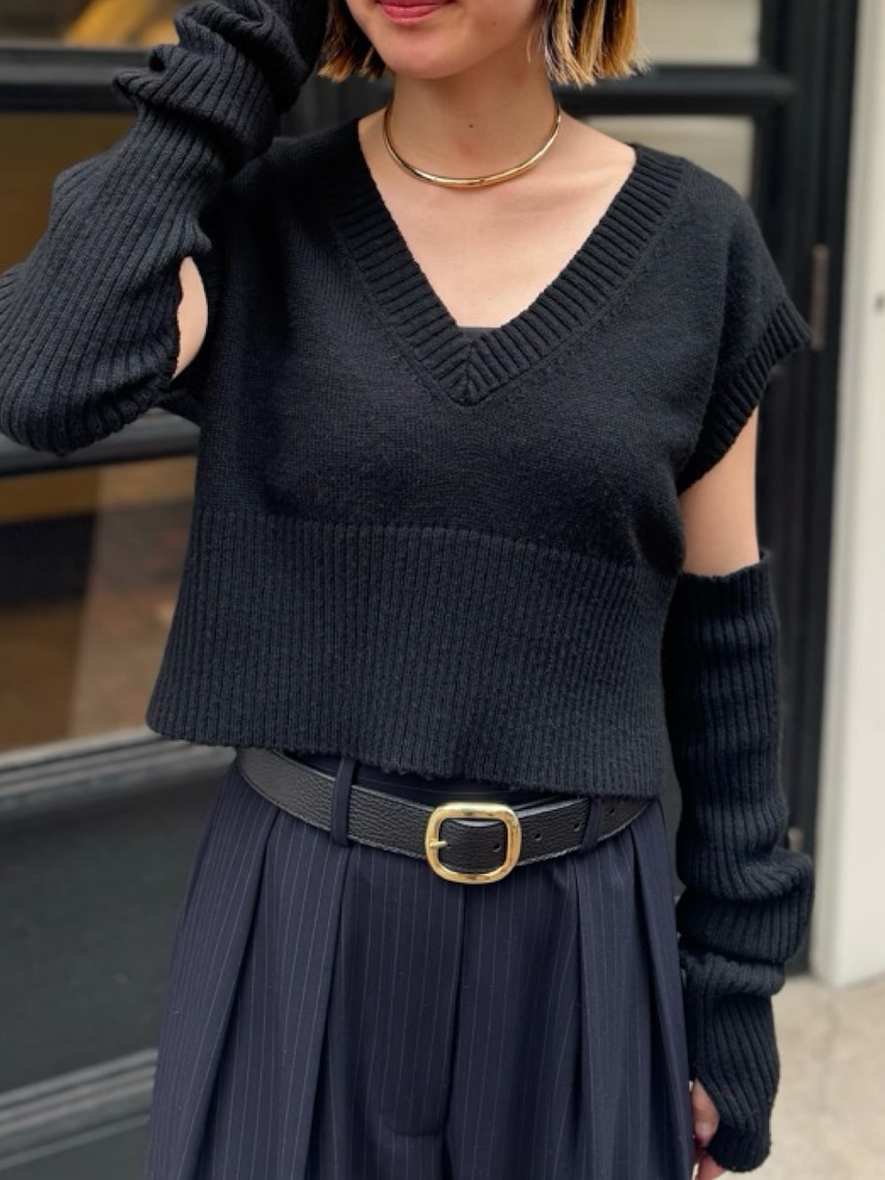 ブラック系のニット/セーター、ブルー系のその他パンツ、ブラック系のその他シューズを着用したレディースの夏コーディネートの2枚目の写真