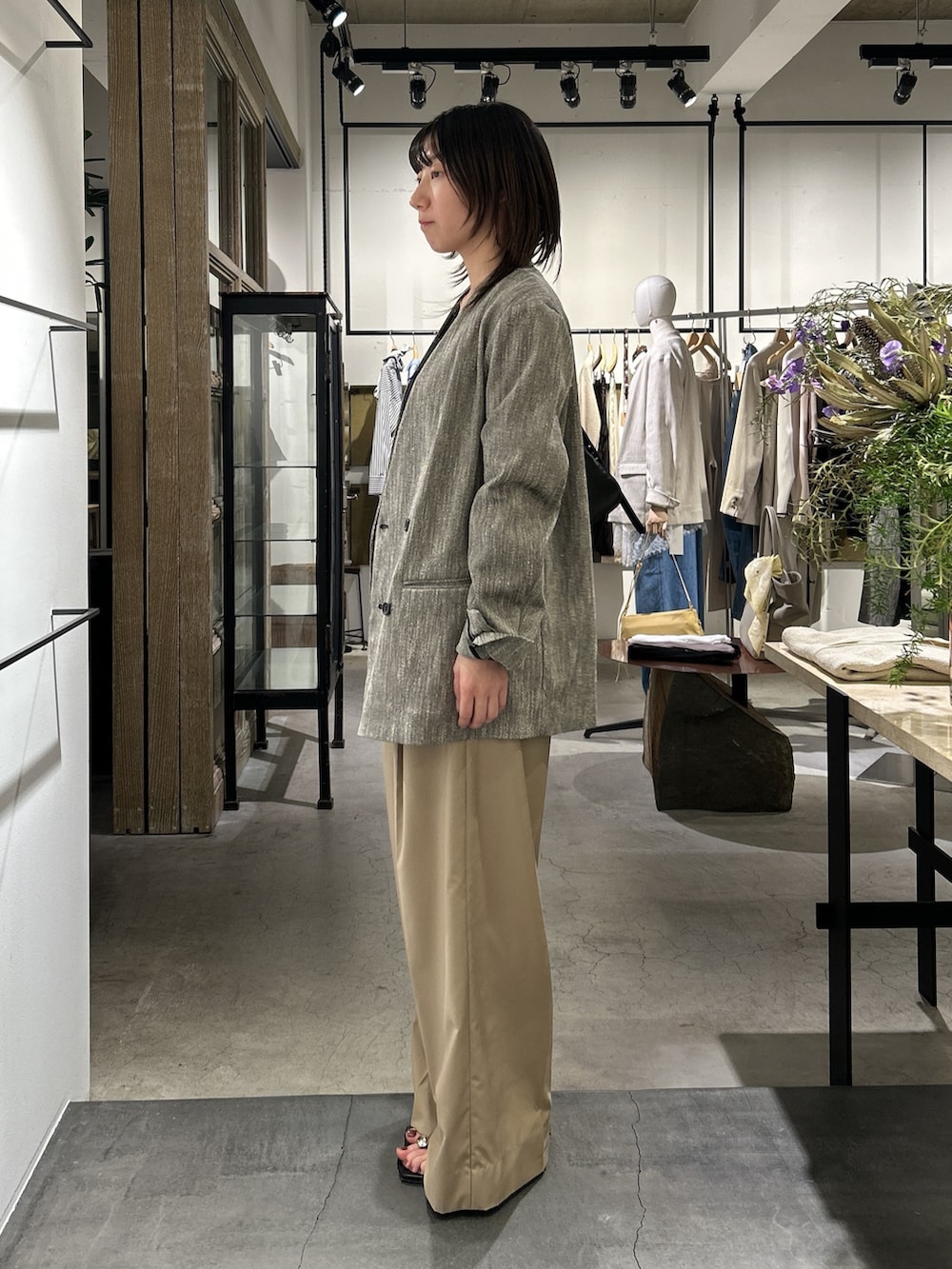 ブラック系のTシャツ/カットソー、ベージュ系のその他パンツ、ブラック系のその他アウターを着用したレディースの冬コーディネートの3枚目の写真