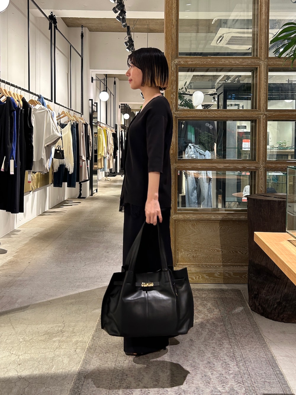 ブラック系のカーディガン/ボレロ、ブラック系のシャツ/ブラウス、ブラック系のその他パンツを着用したレディースの夏コーディネートの2枚目の写真