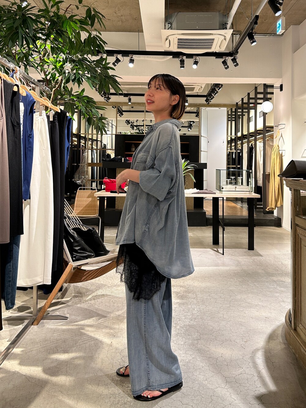 ブルー系のシャツ/ブラウス、ブルー系のその他パンツ、ブラック系のシャツ/ブラウスを着用したレディースの夏コーディネートの2枚目の写真
