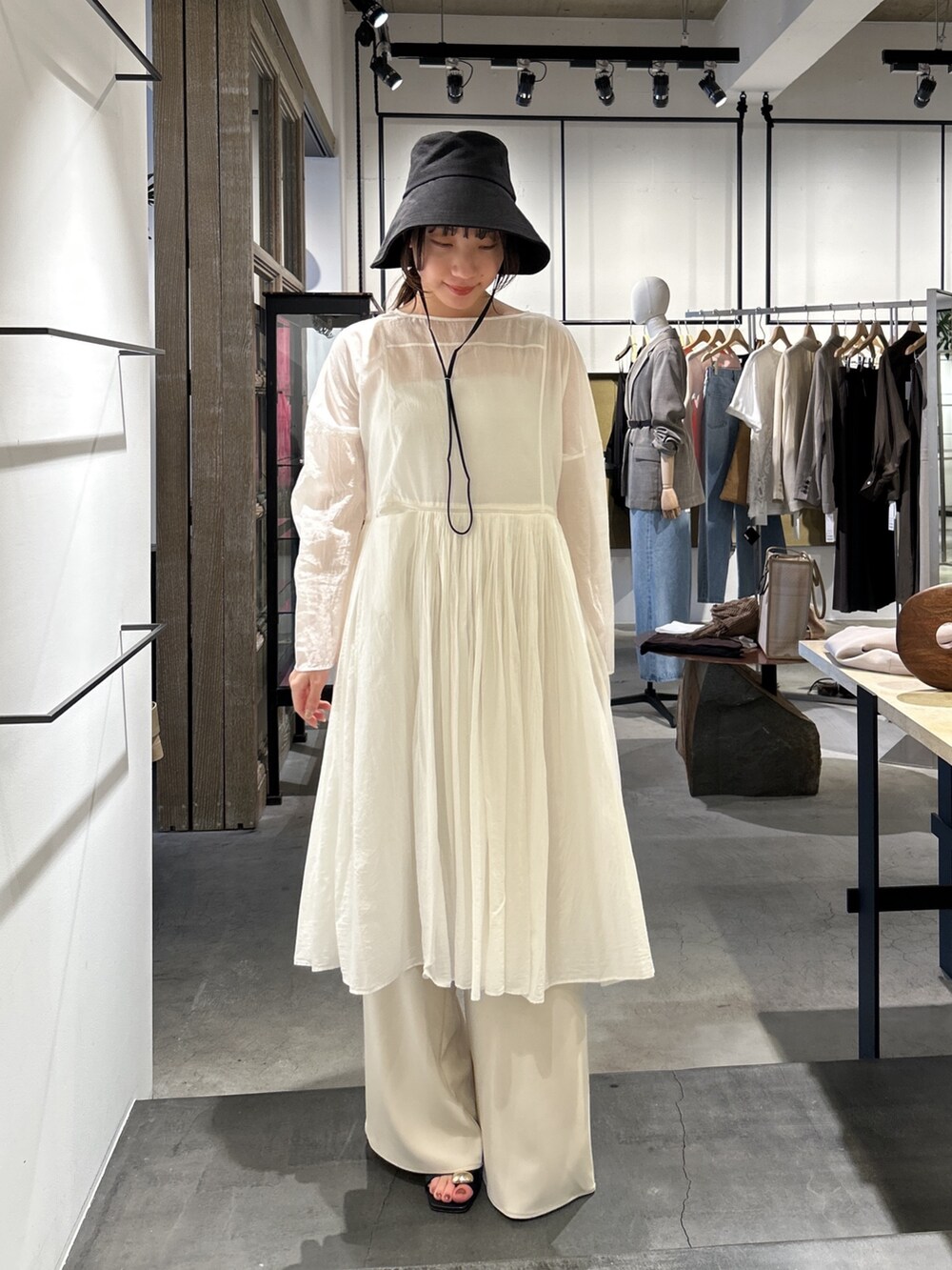 ホワイト系のシャツ/ブラウス、ベージュ系のその他パンツ、ブラック系のハットを着用したレディースの春コーディネートの2枚目の写真