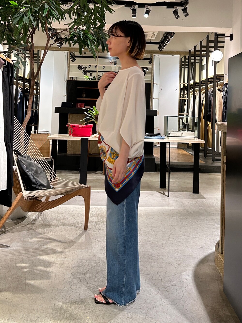 ホワイト系のシャツ/ブラウス、ブルー系のデニムパンツ、レッド系のバンダナ/スカーフを着用したレディースの夏コーディネートの3枚目の写真