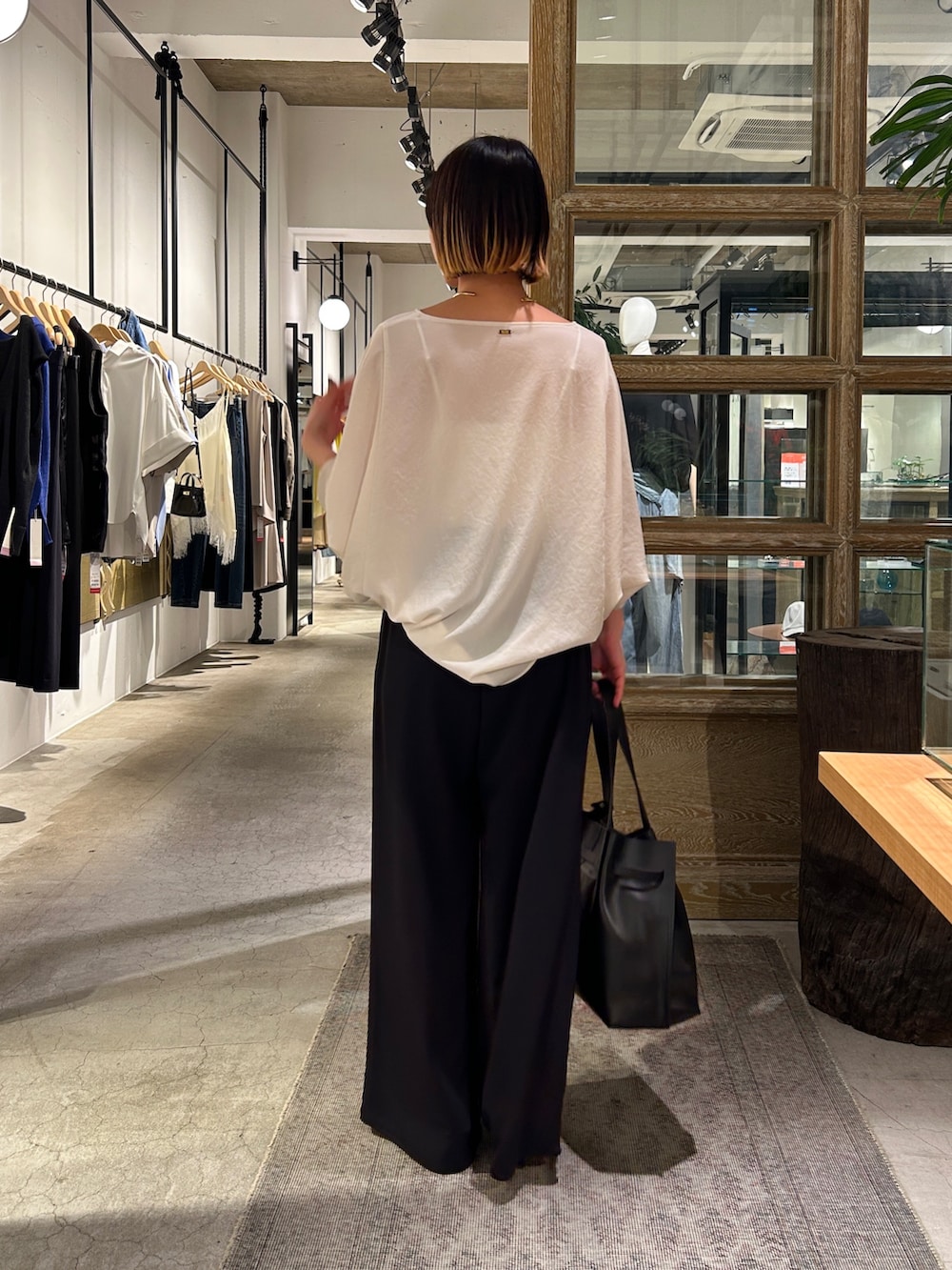 ブラック系のその他パンツ、ホワイト系のシャツ/ブラウス、ブラック系のトートバッグを着用したレディースの夏コーディネートの3枚目の写真