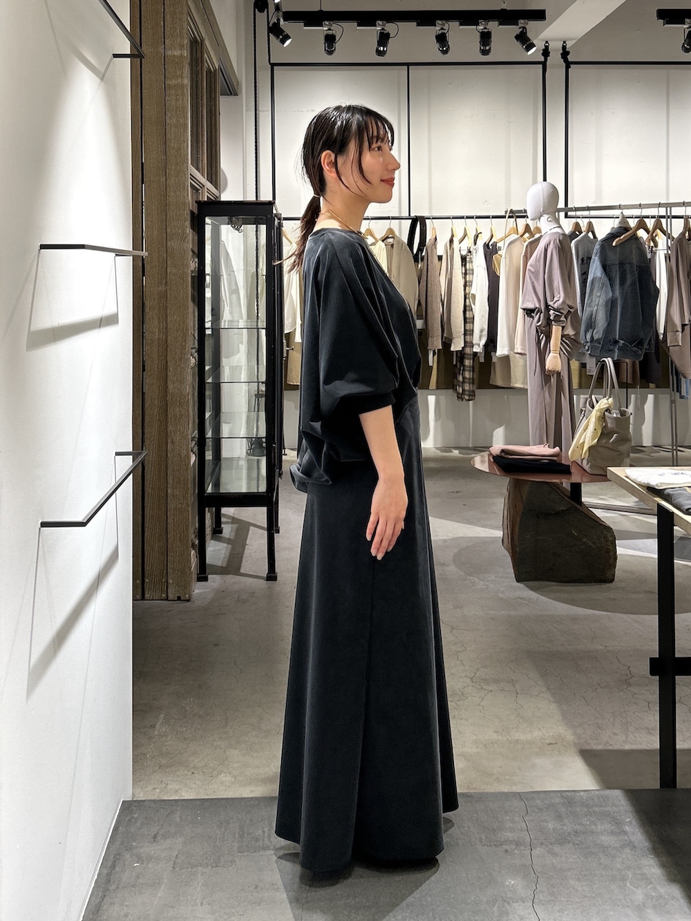 ブラック系のTシャツ/カットソー、ブラック系のスカート、ゴールド系のリングを着用したレディースの冬コーディネートの3枚目の写真