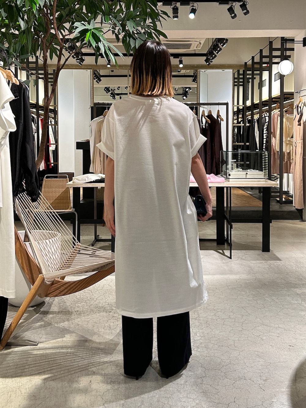 ホワイト系のシャツ/ブラウス、ブラック系のその他パンツ、ブルー系のショルダーバッグを着用したレディースの夏コーディネートの3枚目の写真