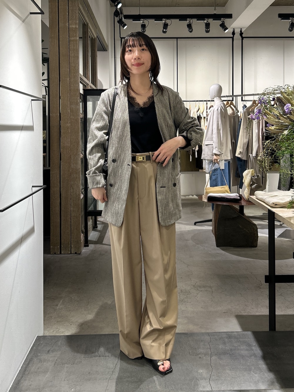 ブラック系のTシャツ/カットソー、ベージュ系のその他パンツ、ブラック系のその他アウターを着用したレディースの冬コーディネートの2枚目の写真