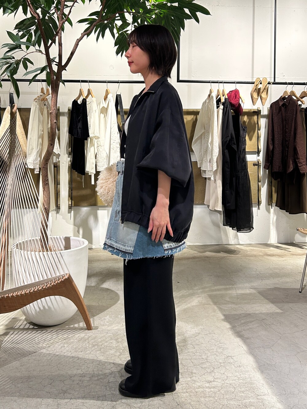 ブルー系のスカート、ブラック系のその他パンツ、ブラック系のその他シューズを着用したレディースの秋コーディネートの2枚目の写真