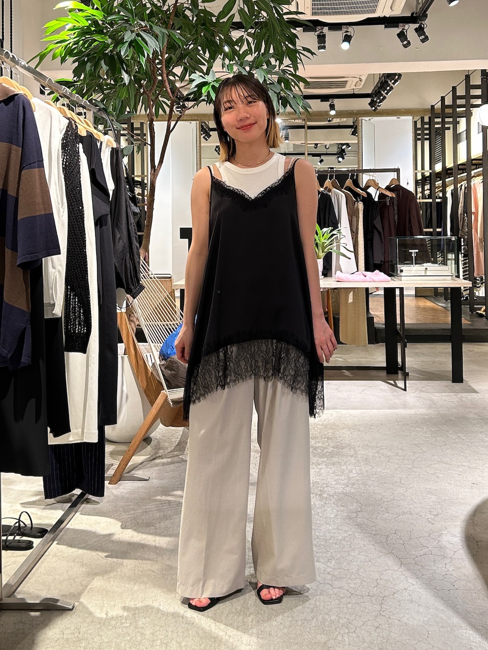 ブラック系のシャツ/ブラウス、ブラック系のテーラードジャケット、グレー系のその他パンツを着用したレディースの夏コーディネートの2枚目の写真