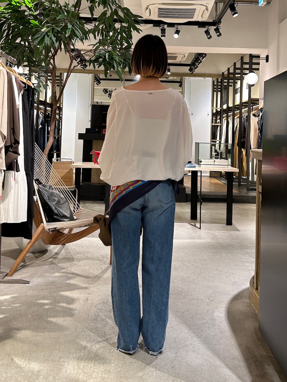 ホワイト系のシャツ/ブラウス、ブルー系のデニムパンツ、レッド系のバンダナ/スカーフを着用したレディースの夏コーディネートの2枚目の写真