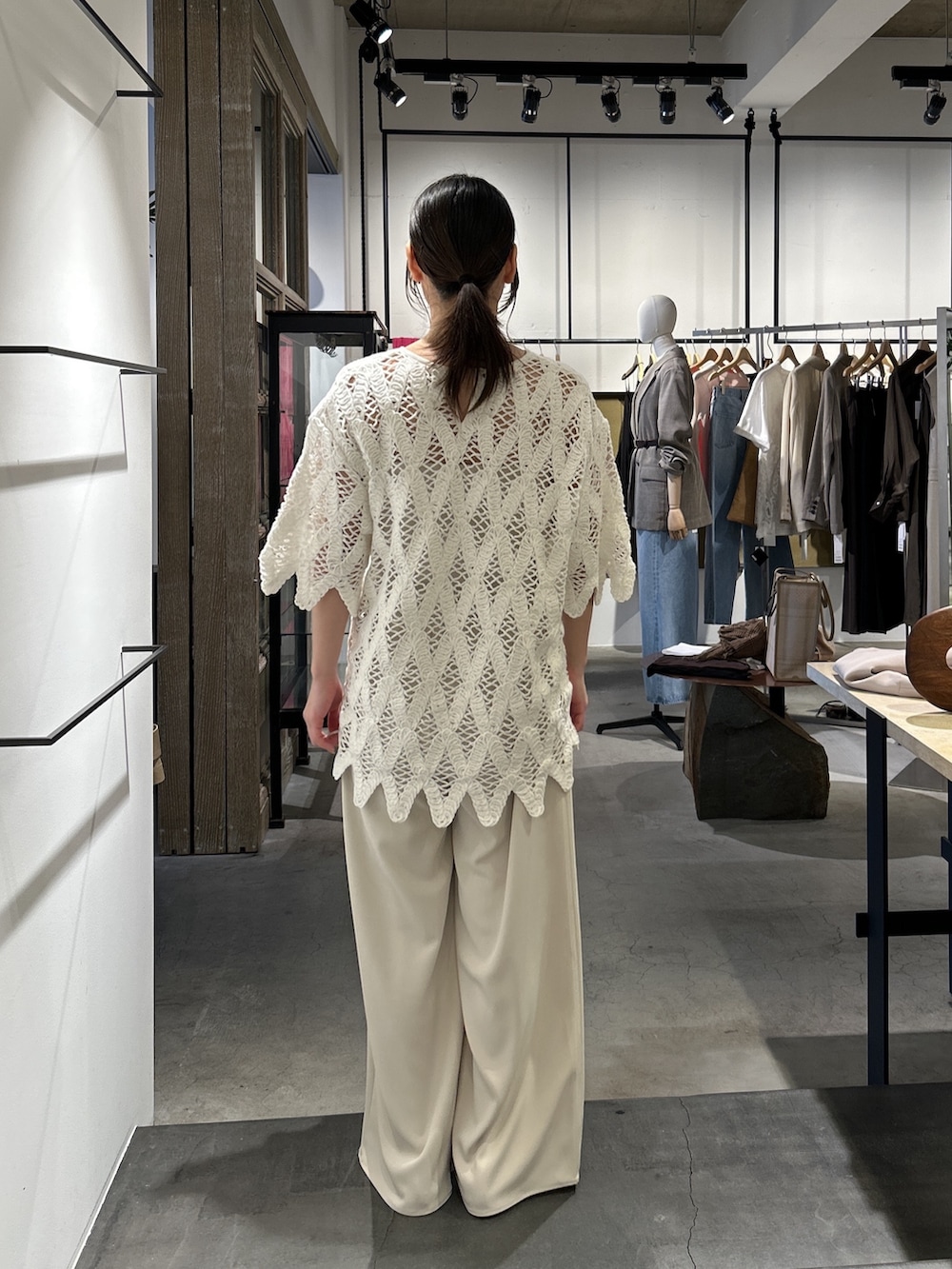 ホワイト系のシャツ/ブラウス、ベージュ系のその他パンツ、ブラック系のサンダルを着用したレディースの春コーディネートの3枚目の写真