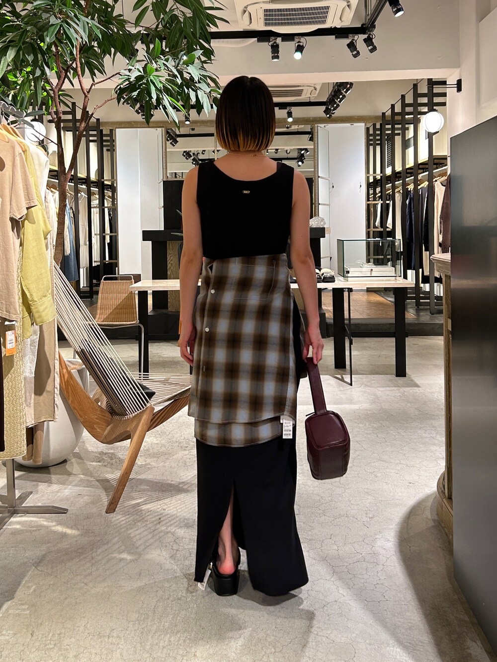 ブラック系のワンピース、ブルー系のシャツ/ブラウス、ブラック系のその他シューズを着用したレディースの夏コーディネートの3枚目の写真
