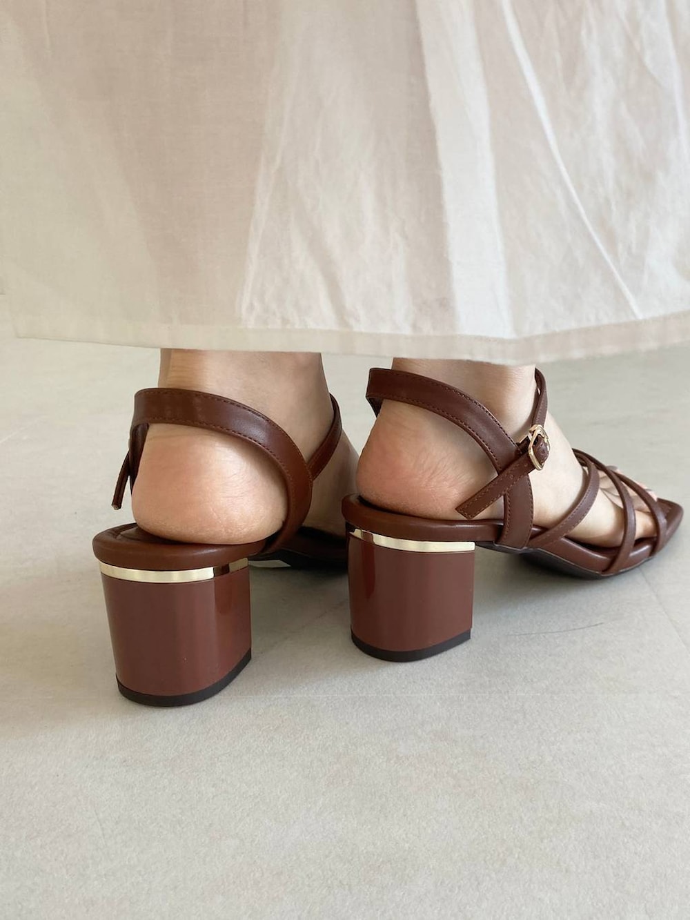 ブラウン系のサンダルを着用したレディースの夏コーディネートの5枚目の写真