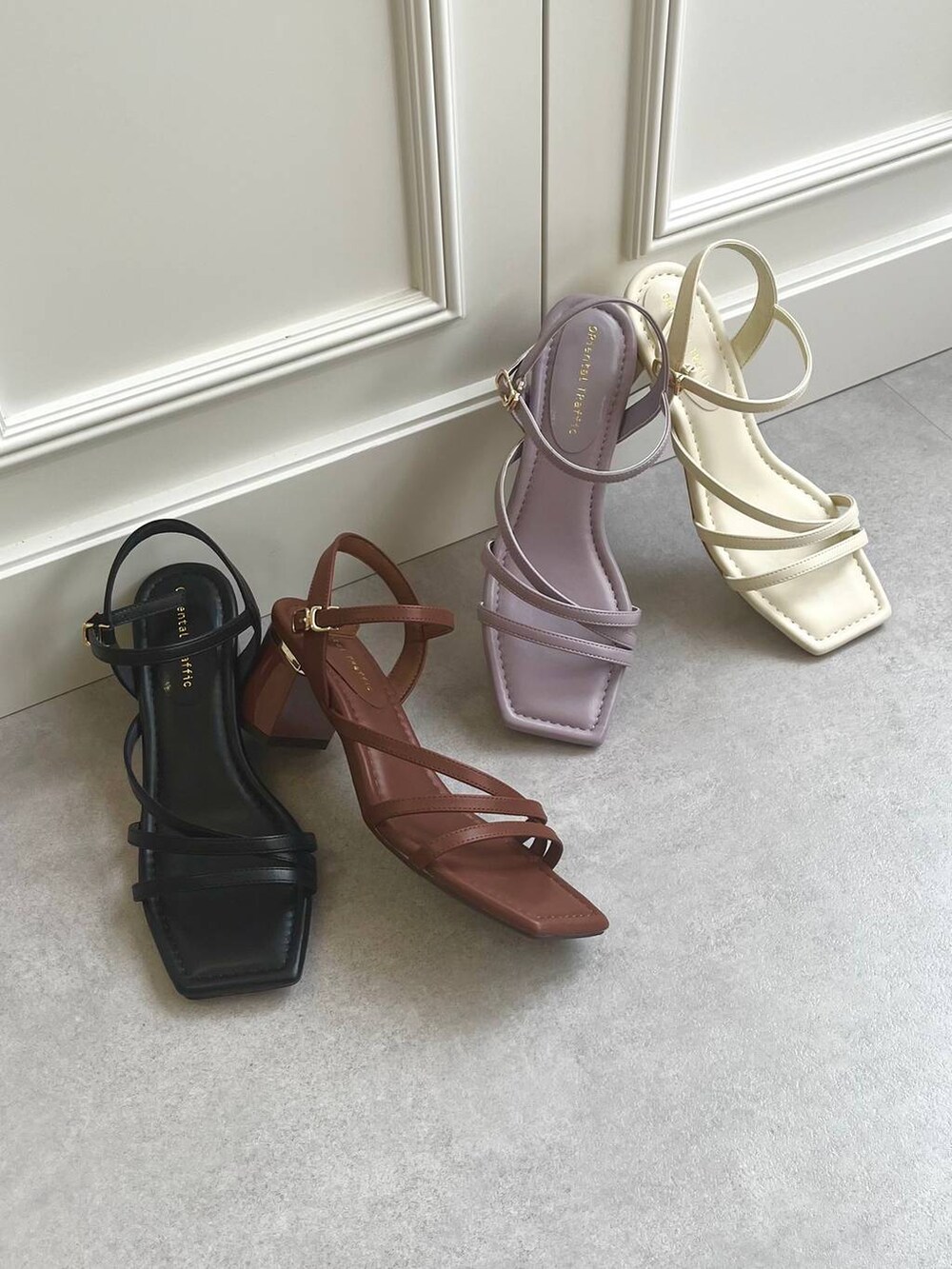 ブラウン系のサンダルを着用したレディースの夏コーディネートの6枚目の写真