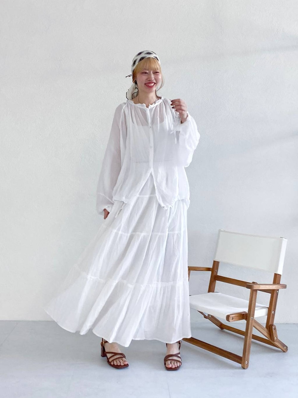 ブラウン系のサンダルを着用したレディースの夏コーディネートの2枚目の写真