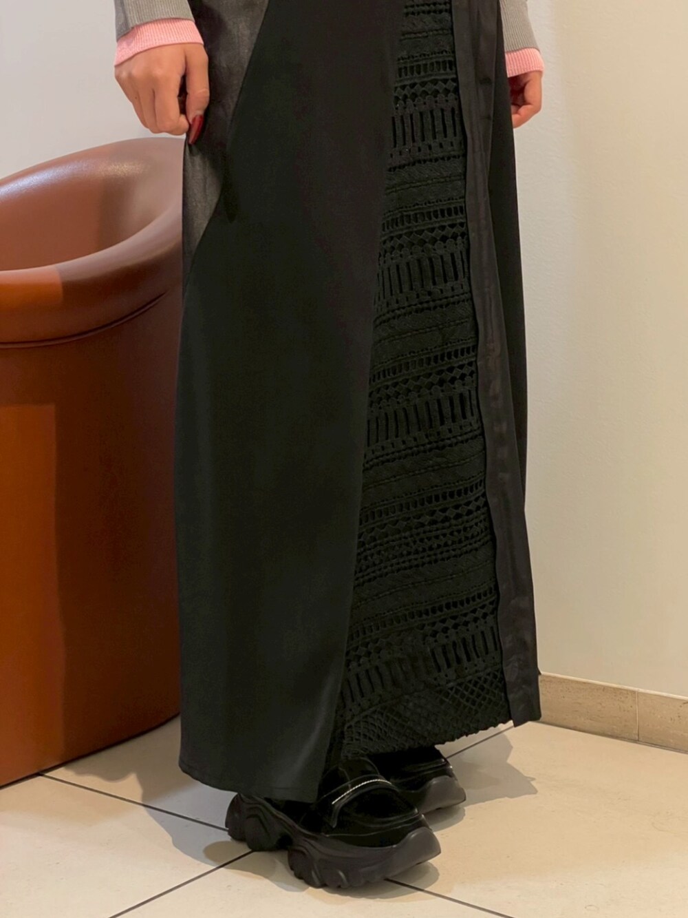 ブラック系のその他パンツ、グレー系のニット/セーターを着用したレディースの秋コーディネートの3枚目の写真