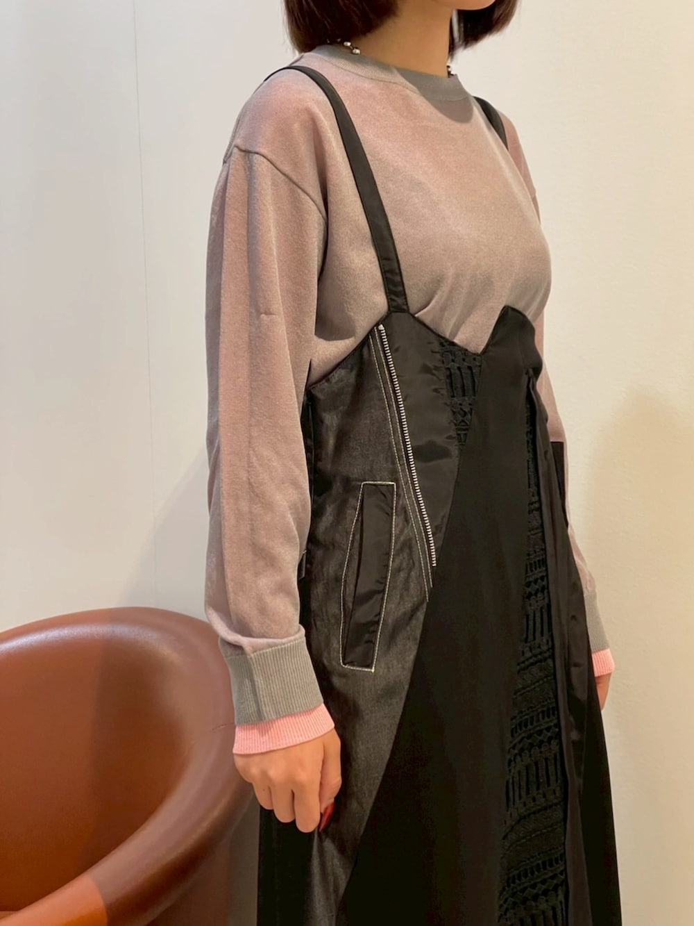 ブラック系のその他パンツ、グレー系のニット/セーターを着用したレディースの秋コーディネートの2枚目の写真