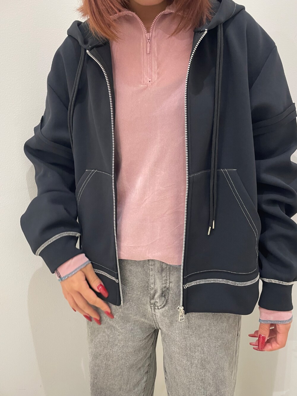 ブラック系のパーカーを着用したレディースの秋コーディネートの2枚目の写真