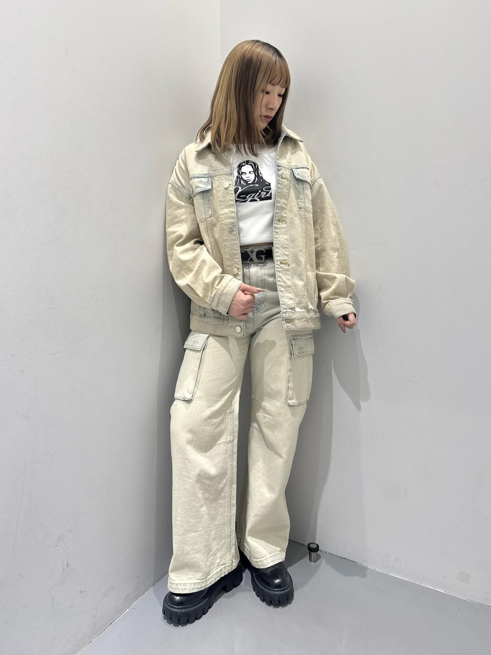 ホワイト系のTシャツ/カットソー、ブルー系のデニムジャケット、ブルー系のデニムパンツを着用したレディースの冬コーディネートの3枚目の写真