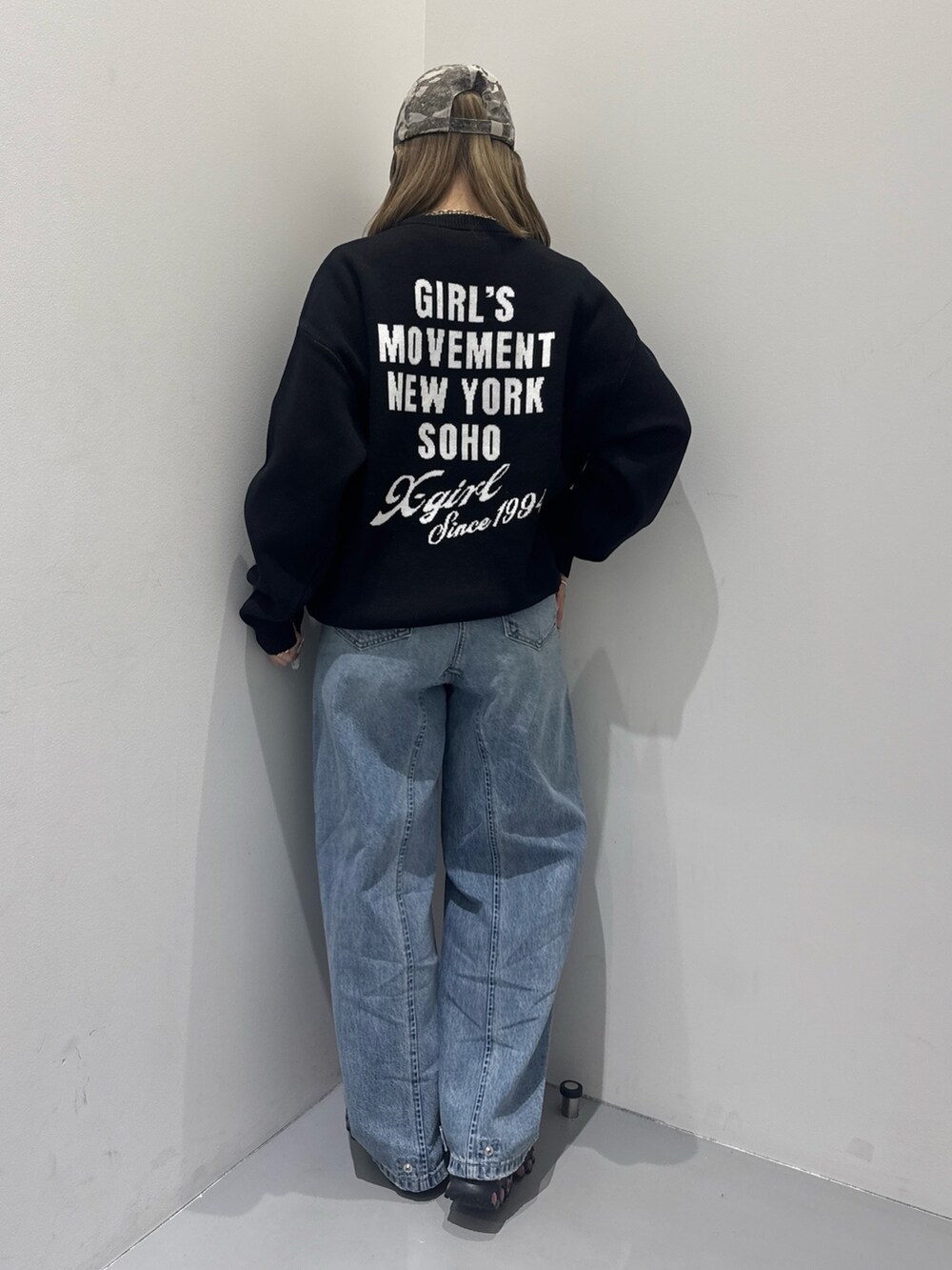 ブラック系のニット/セーター、ブルー系のデニムパンツ、その他のキャップを着用したレディースの冬コーディネートの3枚目の写真