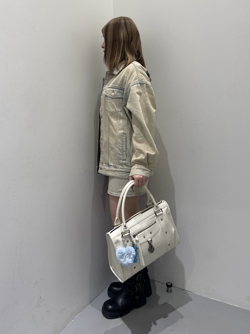 ブルー系のデニムジャケット、ホワイト系のTシャツ/カットソー、ブルー系のデニムスカートを着用したレディースの冬コーディネートの2枚目の写真