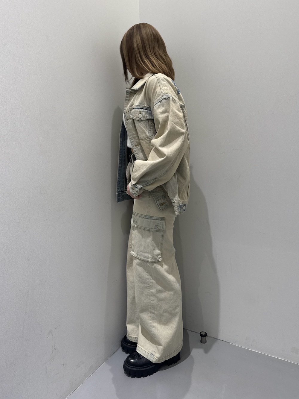 ホワイト系のTシャツ/カットソー、ブルー系のデニムジャケット、ブルー系のデニムパンツを着用したレディースの冬コーディネートの2枚目の写真