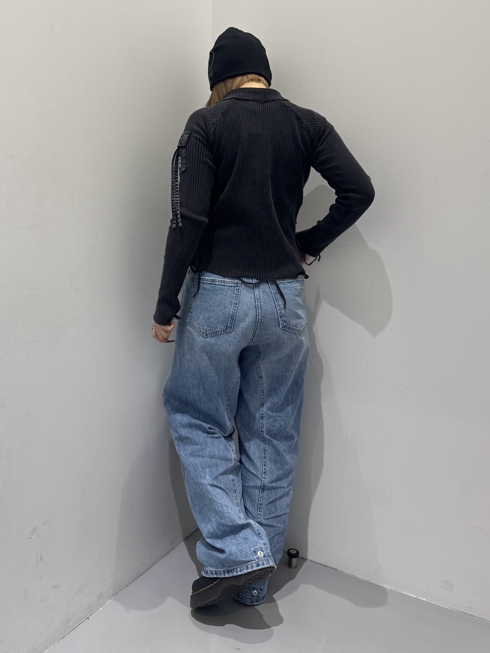 ブルー系のデニムパンツ、ブラック系のTシャツ/カットソー、ブラック系のニットキャップ/ビーニーを着用したレディースの春コーディネートの3枚目の写真