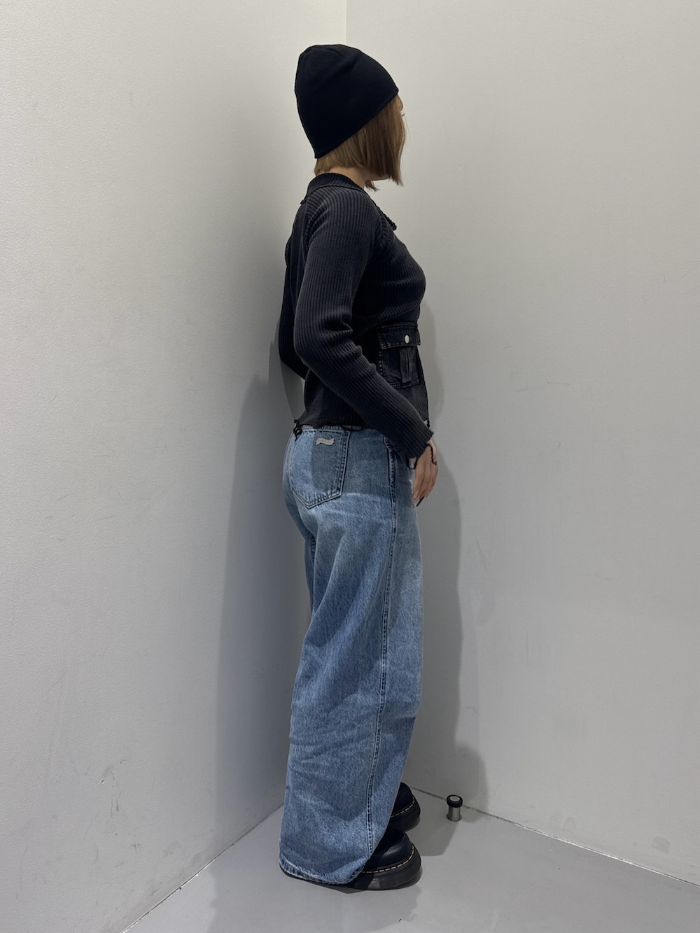 ブルー系のデニムパンツ、ブラック系のTシャツ/カットソー、ブラック系のニットキャップ/ビーニーを着用したレディースの春コーディネートの2枚目の写真