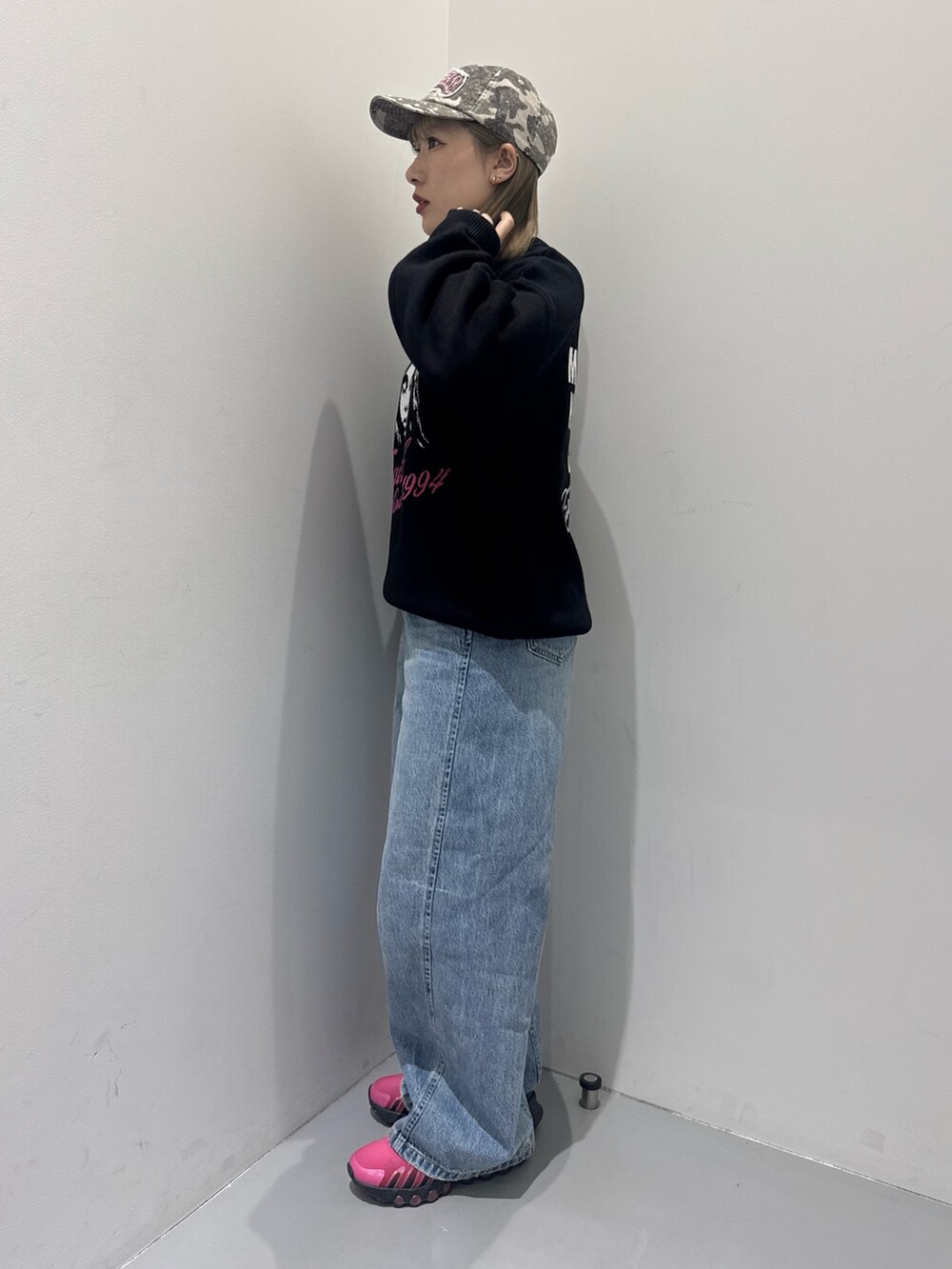 ブラック系のニット/セーター、ブルー系のデニムパンツ、その他のキャップを着用したレディースの冬コーディネートの2枚目の写真
