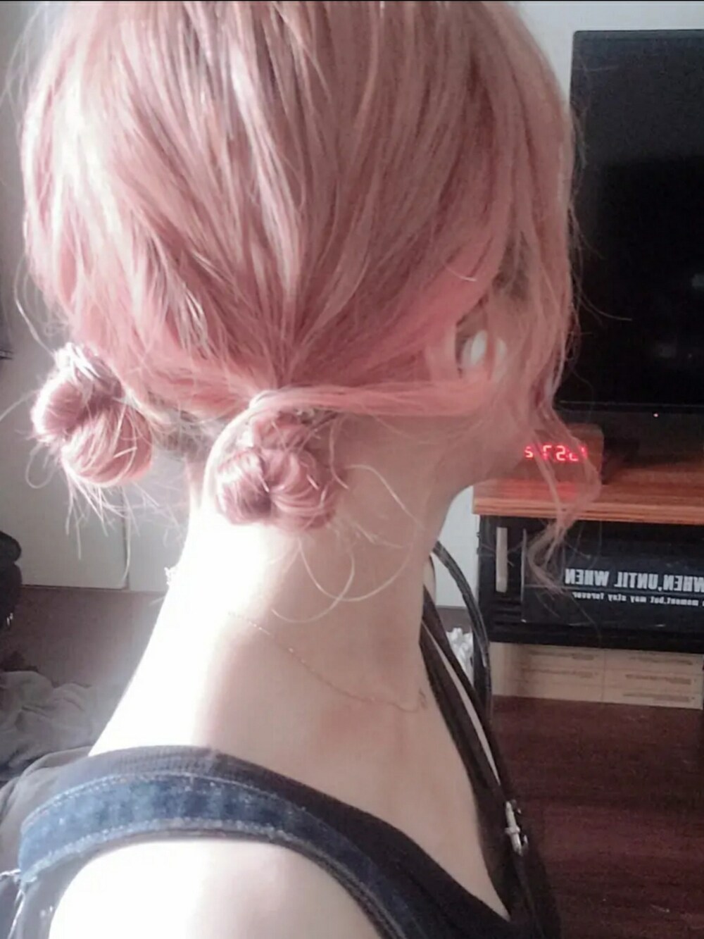 ブラック系のシャツ/ブラウス、グリーン系のその他パンツ、ブラック系のサンダルを着用したレディースの秋コーディネートの2枚目の写真