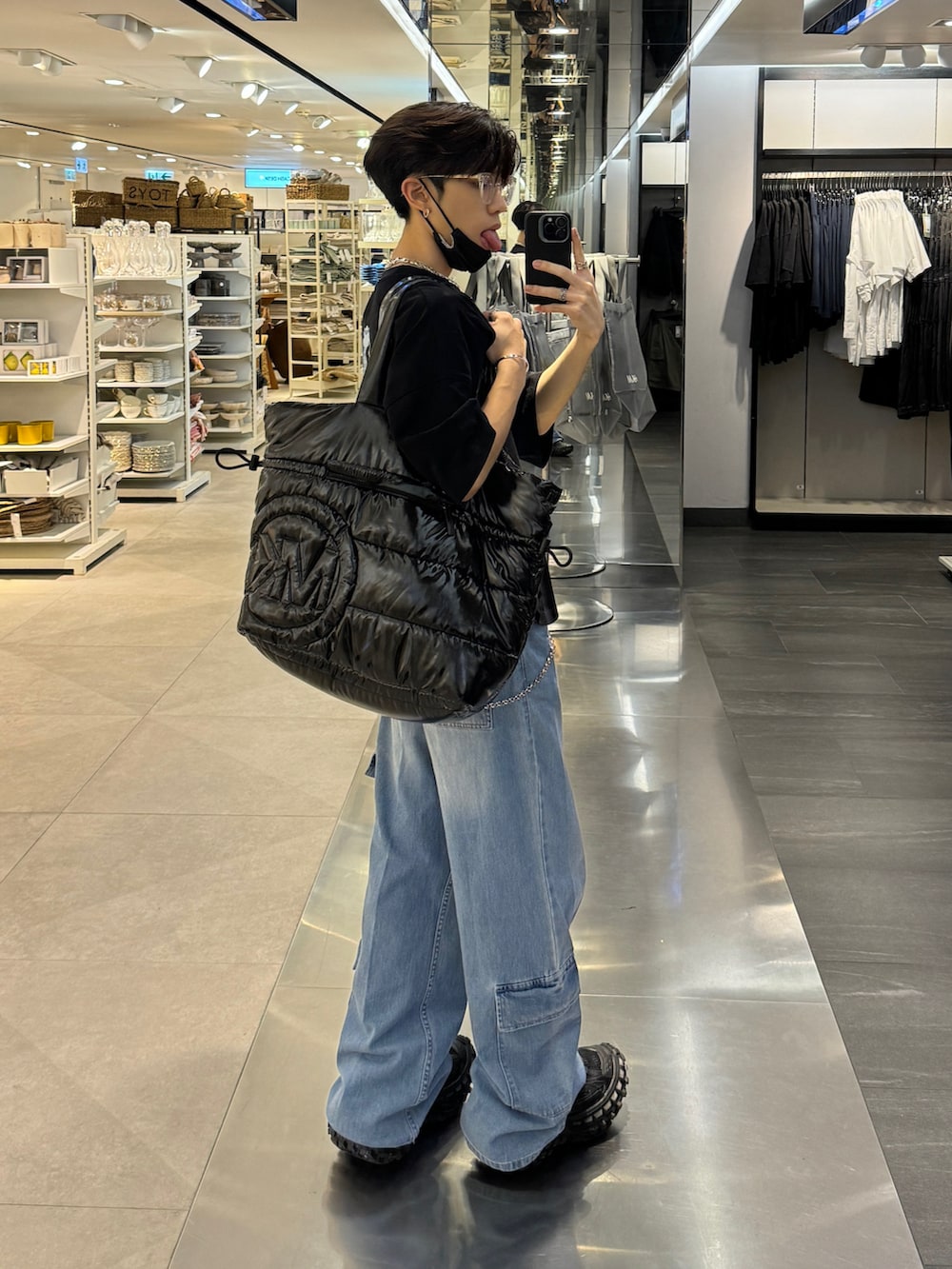 「レイヤードスタイル、BALENCIAGA、夏コーデ、プチプラ、シンプル、jethrotang、jethro、jethrotang鄧柏軒、balenciagadefender、streetstyle、ootd、スラックス」｜「BALENCIAGAのアイテム（シューズ、ブラック系）」を使った、Jethro Tangさん（メンズ・170cm）の夏コーディネートの2枚目の写真