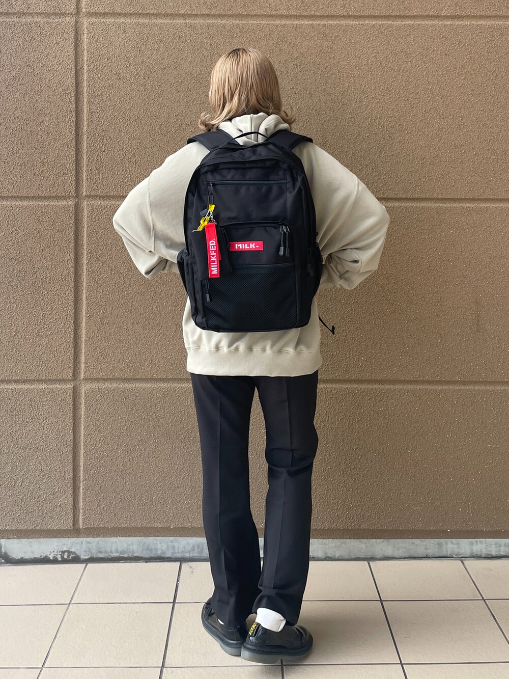 ブラック系のその他パンツ、グリーン系のパーカー、レッド系のバックパック/リュックを着用したレディースの冬コーディネートの3枚目の写真