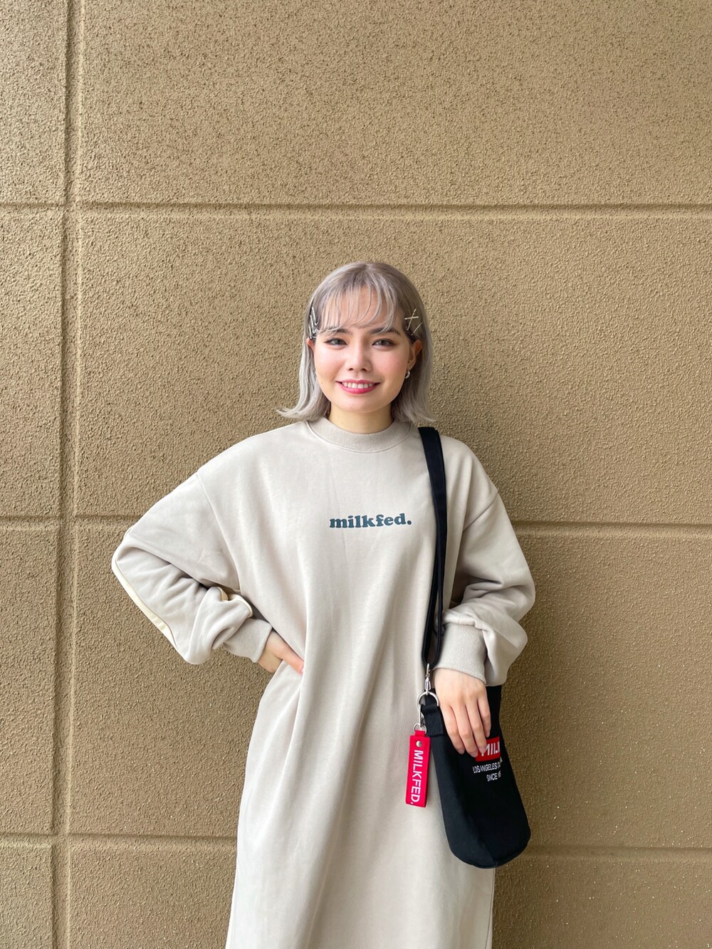 その他のショルダーバッグ、ベージュ系のワンピース、ホワイト系のソックス/靴下を着用したレディースの秋コーディネートの3枚目の写真