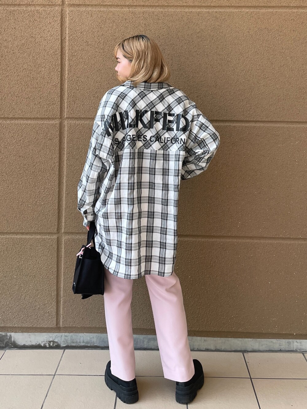 ピンク系のショルダーバッグ、ピンク系のTシャツ/カットソー、ピンク系のその他パンツを着用したレディースの春コーディネートの2枚目の写真