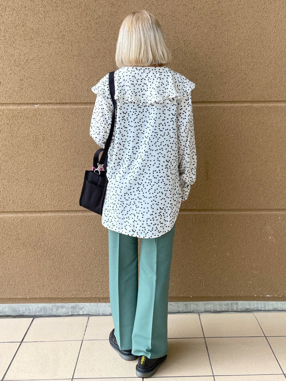 ブラック系のその他パンツ、その他のシャツ/ブラウスを着用したレディースの秋コーディネートの2枚目の写真