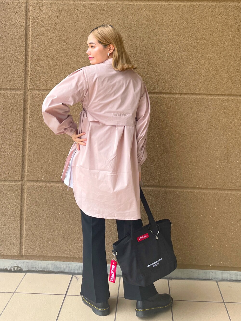 ピンク系のシャツ/ブラウス、ブラック系のその他パンツ、その他のショルダーバッグを着用したレディースの冬コーディネートの2枚目の写真