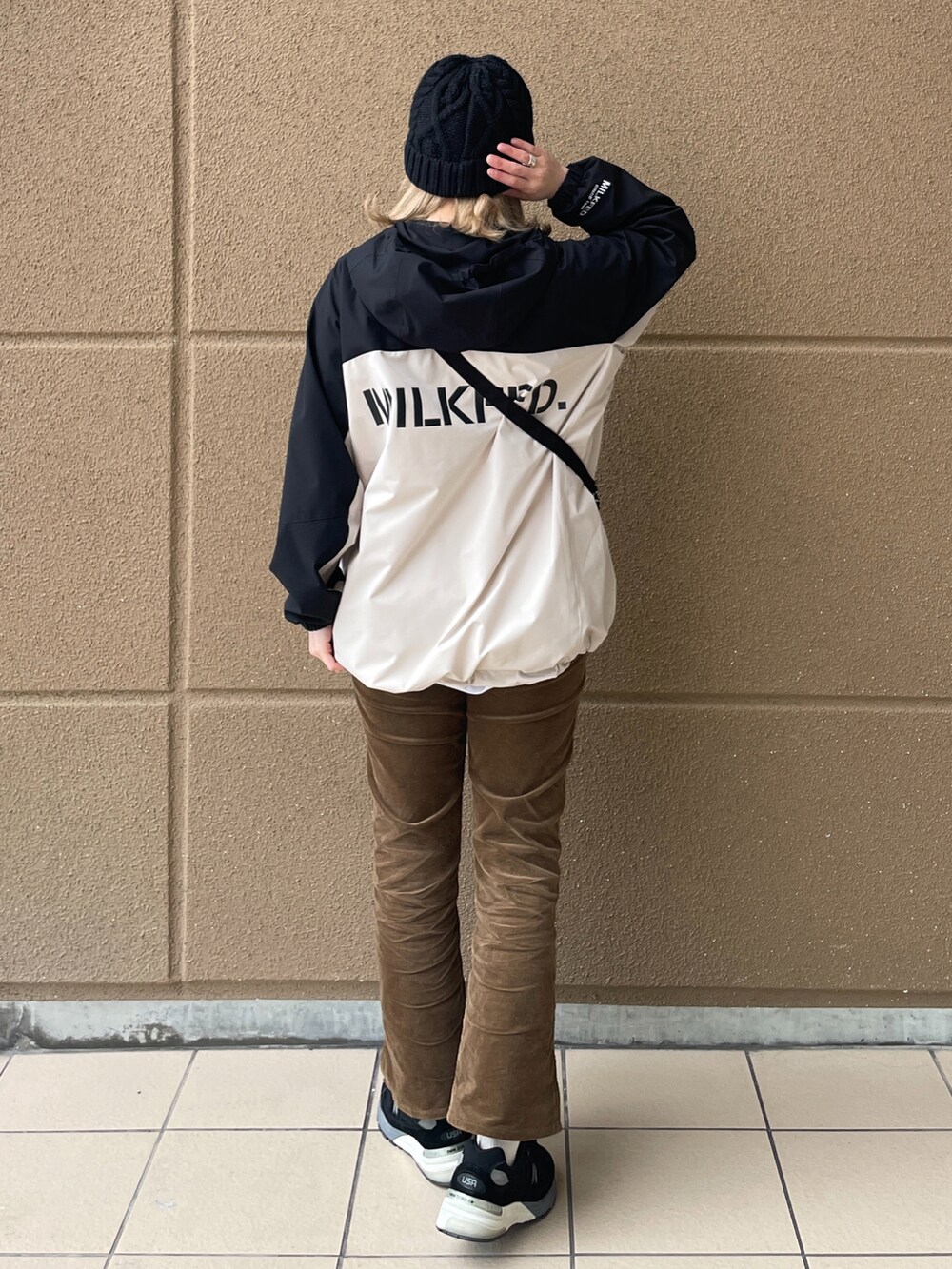 グレー系のその他パンツ、ブラック系のショルダーバッグ、ホワイト系のブルゾンを着用したレディースの冬コーディネートの2枚目の写真