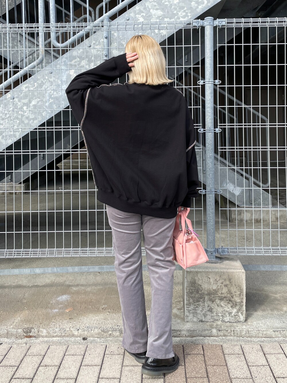 グレー系のその他パンツ、ブラック系のスウェットを着用したレディースの冬コーディネートの2枚目の写真