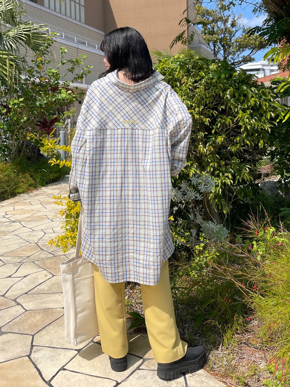 ピンク系のその他パンツ、グリーン系のシャツ/ブラウス、レッド系のトートバッグを着用したレディースの春コーディネートの2枚目の写真