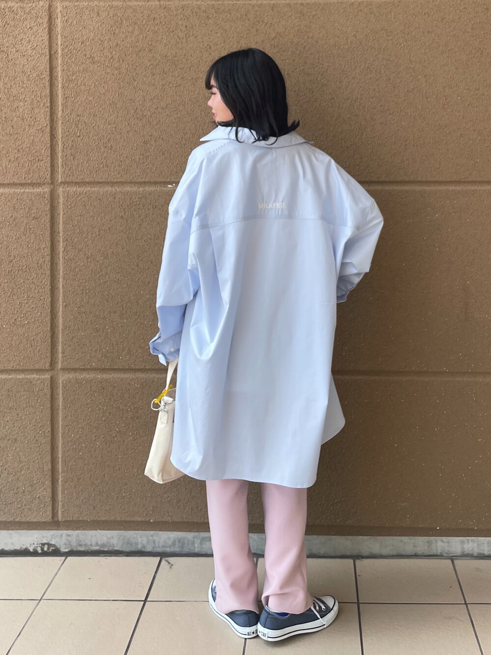 ブルー系のシャツ/ブラウス、ホワイト系のTシャツ/カットソー、ピンク系のその他パンツを着用したレディースの春コーディネートの2枚目の写真