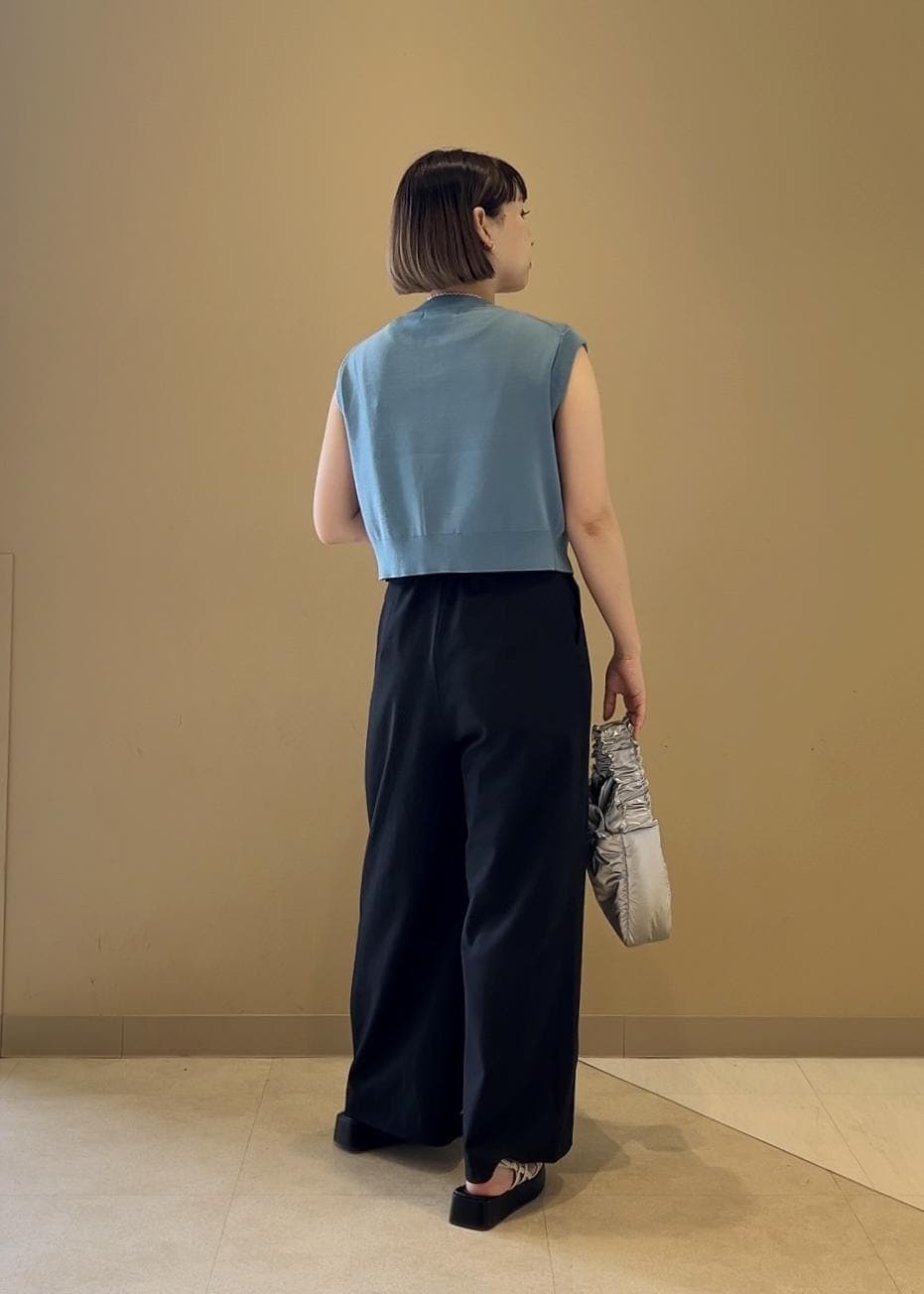 シルバー系のショルダーバッグ、ブラック系のその他パンツ、ホワイト系のサンダルを着用したレディースの春コーディネートの3枚目の写真