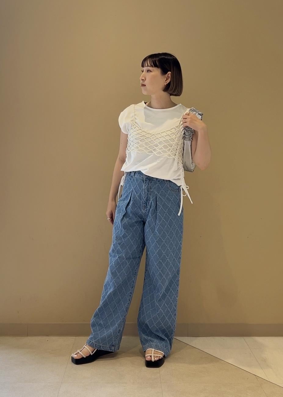 シルバー系のショルダーバッグ、ホワイト系のサンダル、ホワイト系のキャミソールを着用したレディースの春コーディネートの3枚目の写真