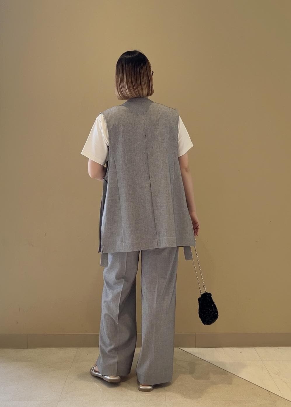 グレー系のキャミソール、ホワイト系のTシャツ/カットソー、グレー系のその他パンツを着用したレディースの春コーディネートの3枚目の写真