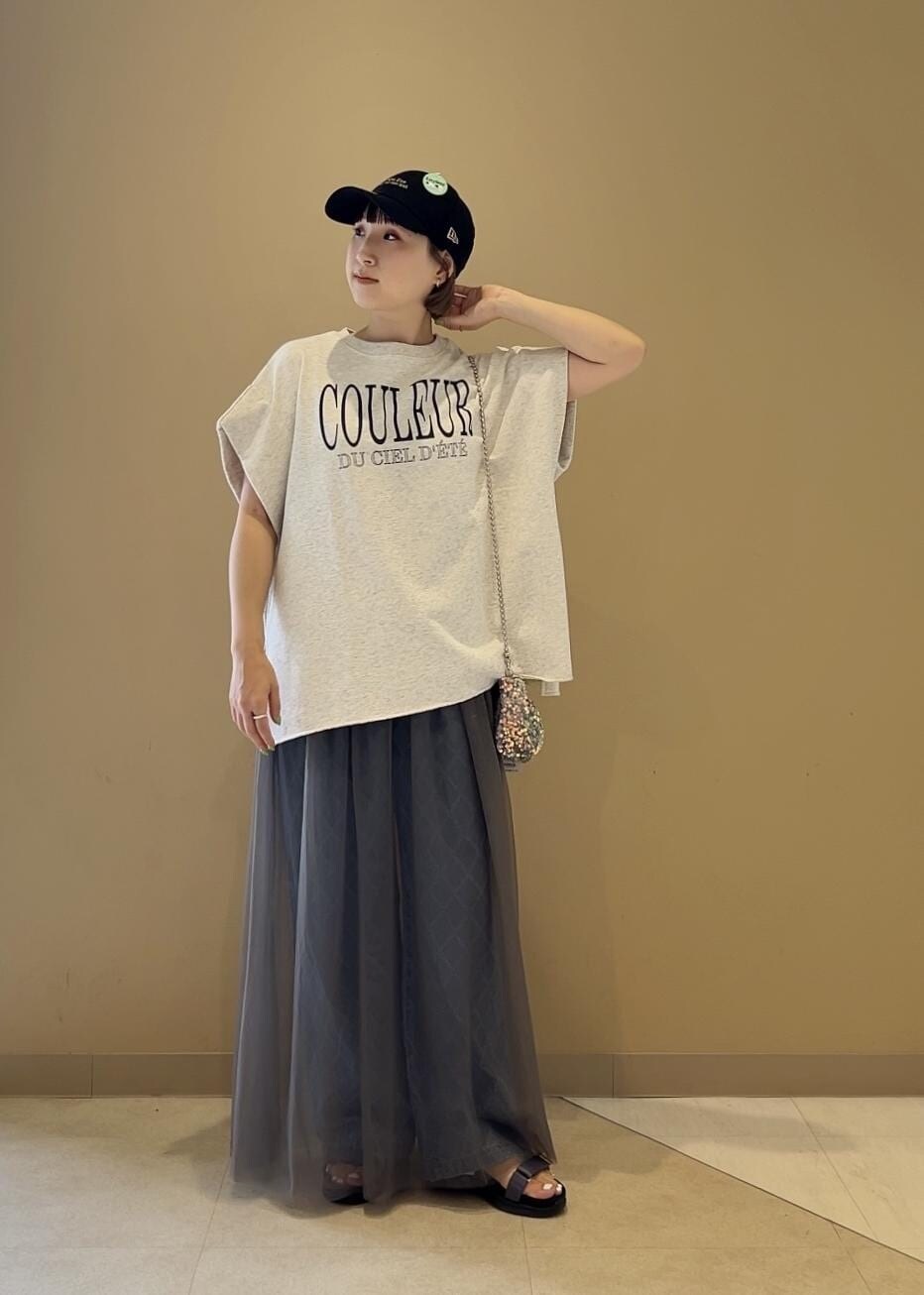 ブルー系のサンダル、グレー系のショルダーバッグ、グレー系のワンピースを着用したレディースの春コーディネートの3枚目の写真