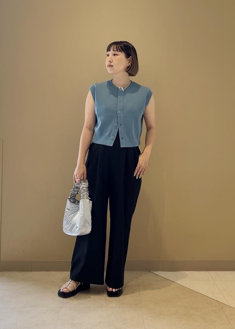 シルバー系のショルダーバッグ、ブラック系のその他パンツ、ホワイト系のサンダルを着用したレディースの春コーディネートの2枚目の写真