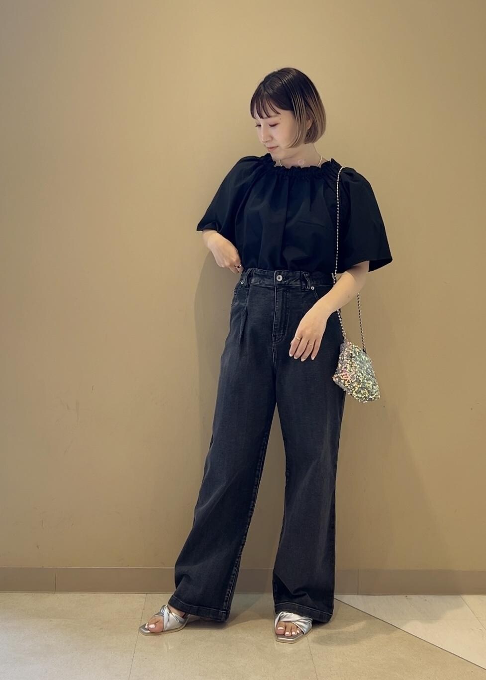 グレー系のショルダーバッグ、シルバー系のサンダル、ブラック系のシャツ/ブラウスを着用したレディースの夏コーディネートの4枚目の写真