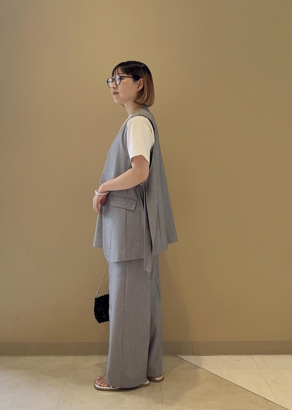 グレー系のキャミソール、ホワイト系のTシャツ/カットソー、グレー系のその他パンツを着用したレディースの春コーディネートの2枚目の写真