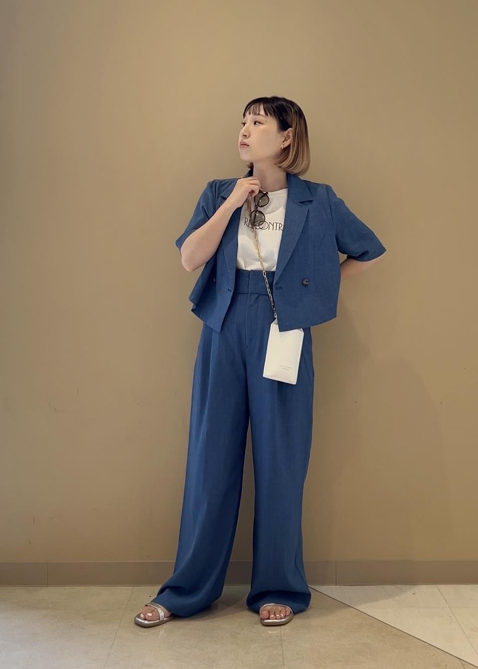 シルバー系のサンダル、ホワイト系のショルダーバッグ、ホワイト系のTシャツ/カットソーを着用したレディースの春コーディネートの4枚目の写真