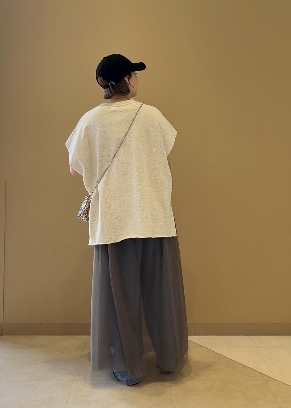 ブルー系のサンダル、グレー系のショルダーバッグ、グレー系のワンピースを着用したレディースの春コーディネートの2枚目の写真