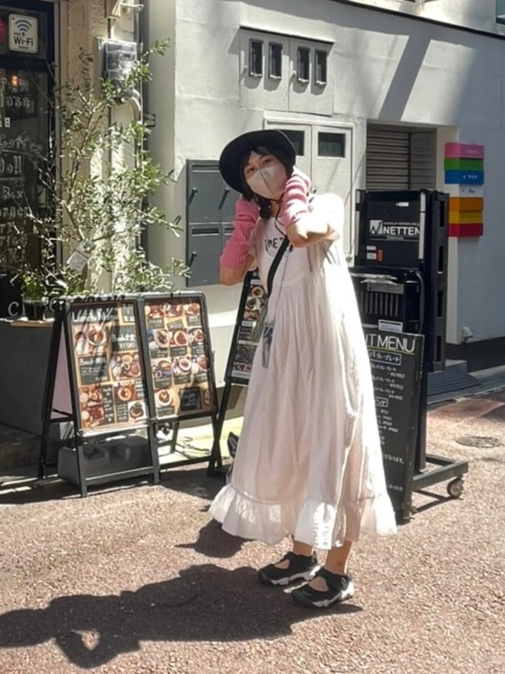 ホワイト系のワンピース/ドレス、ブラック系のショルダーバッグ、ブラック系のスニーカーを着用したレディースの秋コーディネートの2枚目の写真