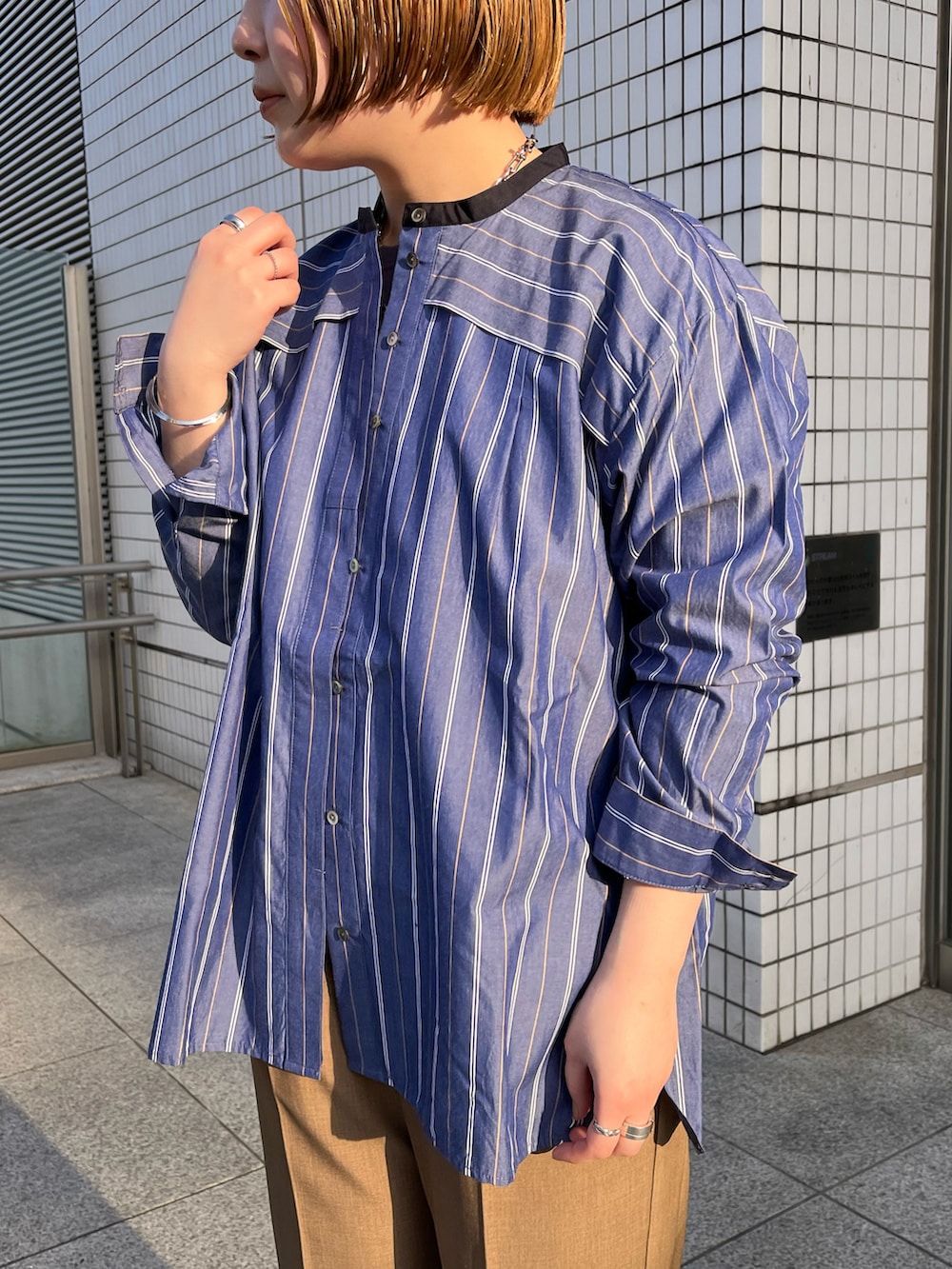 「春コーデ、トラッド、ストライプ、Tシャツ、ローファー、パンツスタイル、大人カジュアル、シンプル、シンプルスタイル、カジュアルコーデ、ネイビー」｜「NOMBRE IMPAIRのクリアストライプ　クレリックロングシャツ（シャツ/ブラウス、ブルー系）」を使った、kunisada.さん（レディース・160cm）の冬コーディネートの2枚目の写真